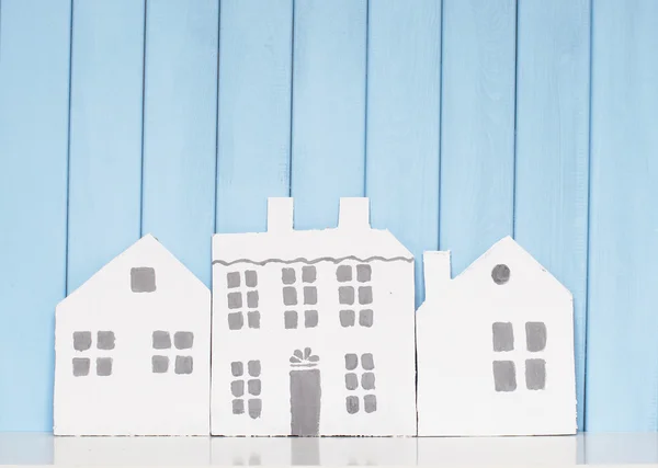 Trois maisons en bois sur l'étagère — Photo