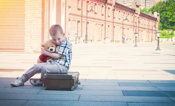 Bambino sta coccolando il suo giocattolo preferito — Foto Stock