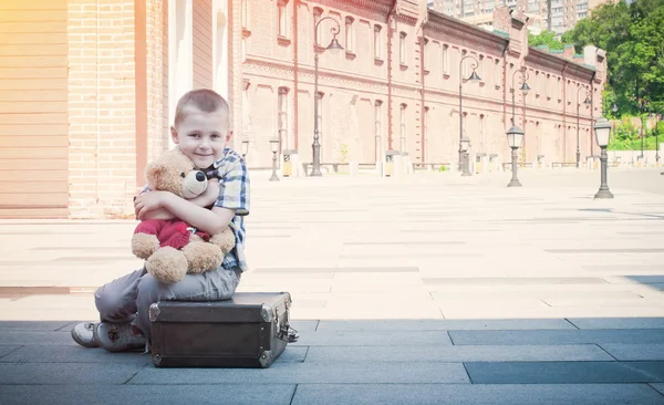 Little kid is cuddling his favorite toy — Stock Photo, Image