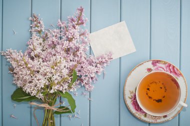 nazik çiçek açan Lila kartı ve çay ile yaz buket