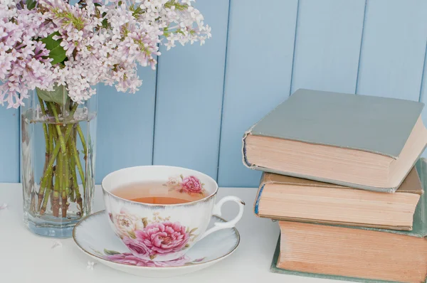 Bos van lila, boeken en theekopje — Stockfoto