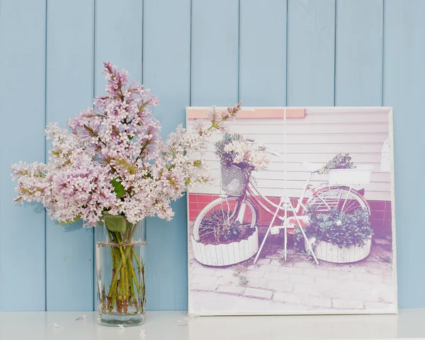 Cartel con bicicleta - macizo de flores y racimo de lila — Foto de Stock