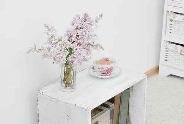 ライラックとビンテージ ナイト テーブルの上の紅茶 — ストック写真