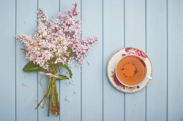 Black english tea and blooming lilac — Stock Photo, Image