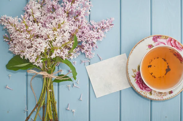 Love card, english black tea and blooming lilac — Stock Photo, Image