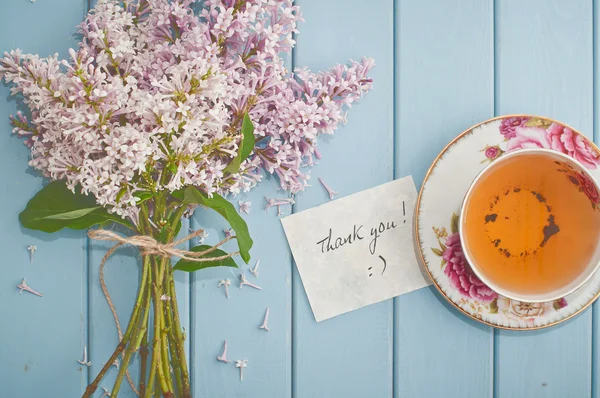 Card, english black tea and blooming lilac — Stock Photo, Image
