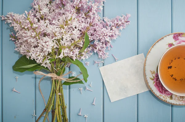Prázdná karta, anglický černý čaj a kvetoucí šeřík — Stock fotografie