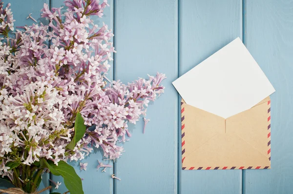 Envelope postal vintage com cartão e buquê de verão de lilás — Fotografia de Stock