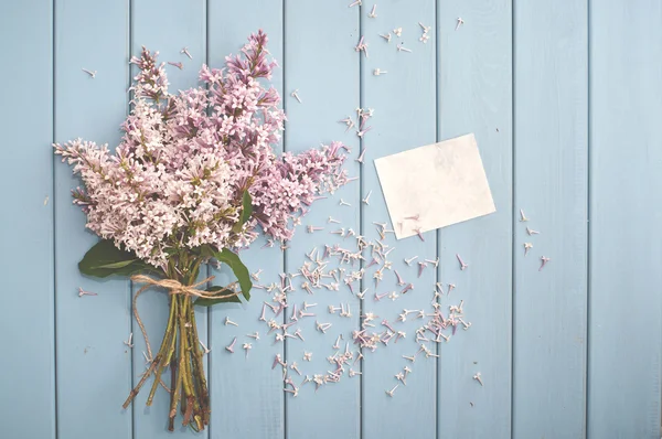 Buquê de verão de lilás florido suave com cartão — Fotografia de Stock