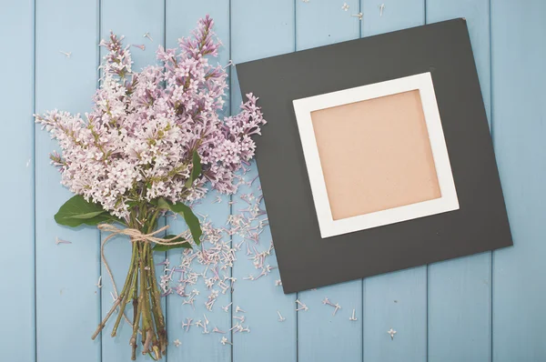 Černý dřevěný rám a květiny — Stock fotografie