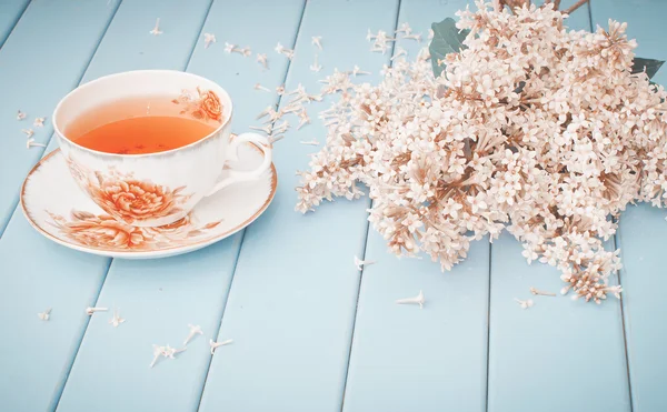 Ramo de flores de verano y una taza de té negro —  Fotos de Stock