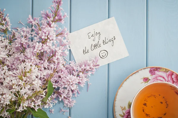 Tarjeta motivacional en ramo de verano de suave floración lila y — Foto de Stock