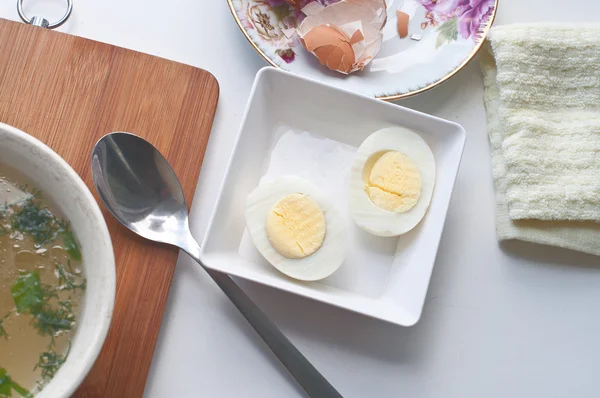 Katı pişmiş yumurta ve tavuk çorbası — Stok fotoğraf