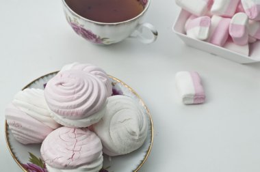 Çay, meringues ve şekerleme