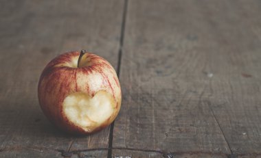 Elma kesme kalp şeklinde