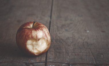 Elma kesme kalp şeklinde