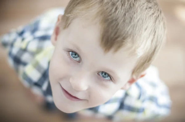 Gelukkig vrolijke jongen — Stockfoto