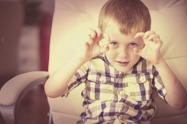 Маленький ребенок рассказывает страшную историю
