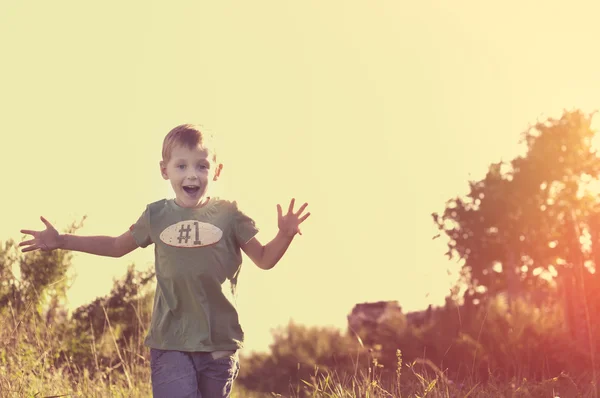 Gelukkig glimlachend kind loopt naar zijn moeder — Stockfoto