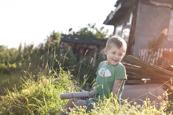 Szczęśliwy wesoły zabawny małe dziecko siedzi na trawie — Zdjęcie stockowe