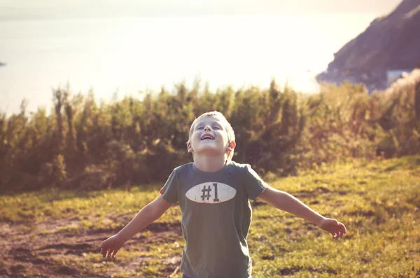 Feliz niño alegre caminando al aire libre —  Fotos de Stock