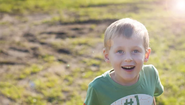 Šťastný veselý kluk venku — Stock fotografie