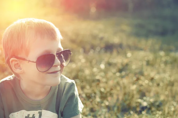 Niño en gafas de sol — Foto de Stock