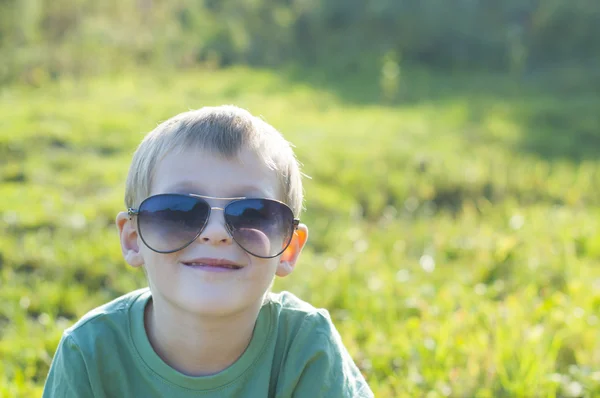 Glückliches kleines Kind mit Sonnenbrille — Stockfoto