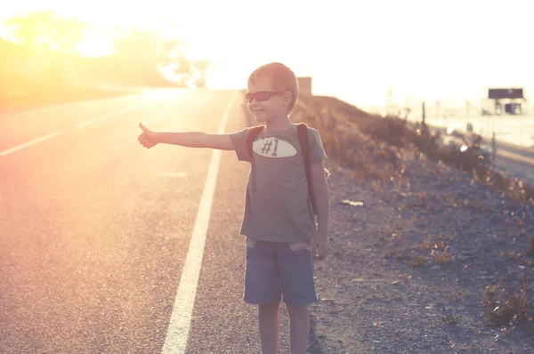 Małe dziecko autostopem — Zdjęcie stockowe