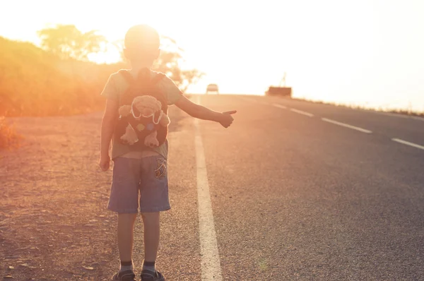 Little child hitchhiking — Stock Photo, Image