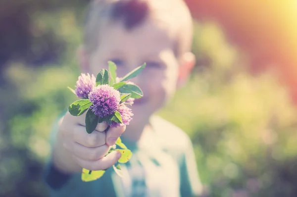 Син дарує мамі квіти — стокове фото