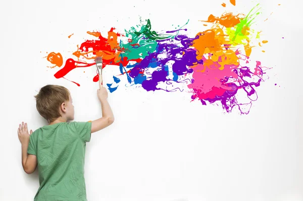 Bambino che disegna un quadro astratto — Foto Stock