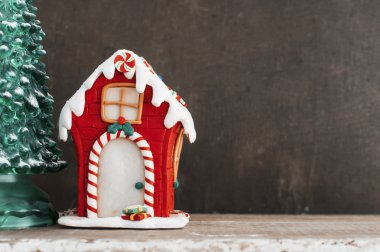 Kırmızı kurabiye evi ve Noel ağacı