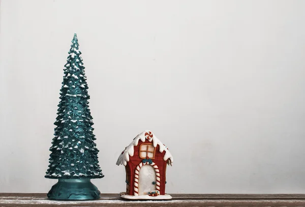 Decorative christmas tree and gingerbread house — Stock Photo, Image