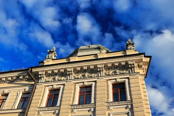 Facciata classica dell'edificio — Foto Stock