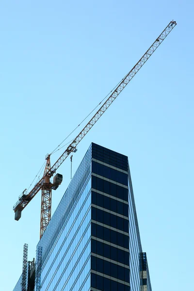 Crane and high-rise modern building — Stock Photo, Image
