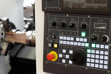 CNC taret değirmen makinesinin kontrol paneli. Seçici odak.