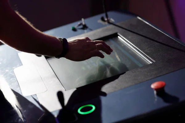 HMI (İnsan Makine Arayüzü) dokunmatik ekran paneli ile çalışan operatör. Seçici odak.