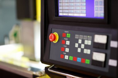 CNC su jeti kesme makinesinin kontrol paneli. Seçici odak.