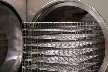 Otomatik çift kapılı otomatik laboratuvar geçişi. Seçici odak.