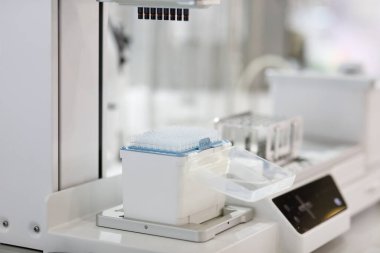 Laboratuvarda çok kanallı pipet ekipmanı. Seçici odak.