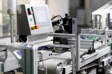 Bir ilaç fabrikasında otomatik ambalaj bantlı taşıyıcı sistem. Seçici odak.