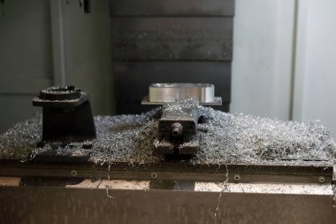 CNC değirmen makinesindeki iş sonrası metal talaşı. Seçici odak.