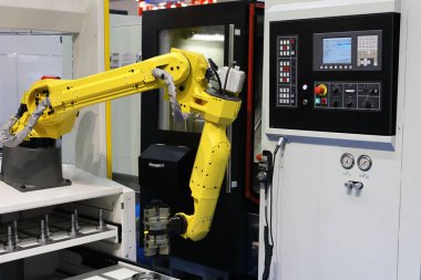 Otomatik yükleme sistemi olan CNC makine merkezi. Seçici odak.