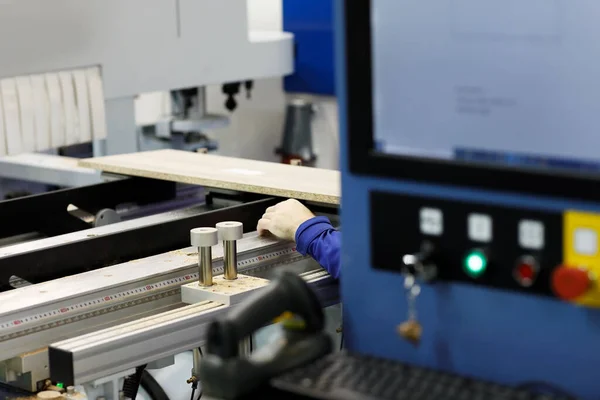 Mobilya Fabrikasındaki Çok Satırlı Ahşap Sondaj Makinesinin Işlem Paneli Seçici — Stok fotoğraf