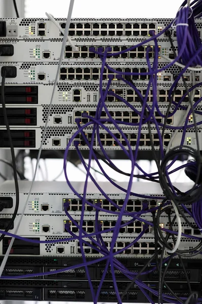 Bastidor Telecomunicaciones Con Interruptores Pasarelas Cables Conexión Enfoque Selectivo —  Fotos de Stock