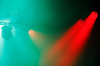 Çiftlikte asılı LED sahne aydınlatma aletleri. Kırmızı ışık ve yeşil sel ışığı.