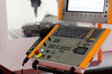 Modern değirmen makinesinin CNC kontrol paneli. Seçici odak.