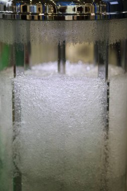 Cam kaplamalı kapta karıştırma ve havalandırma işlemi. Seçici odak.