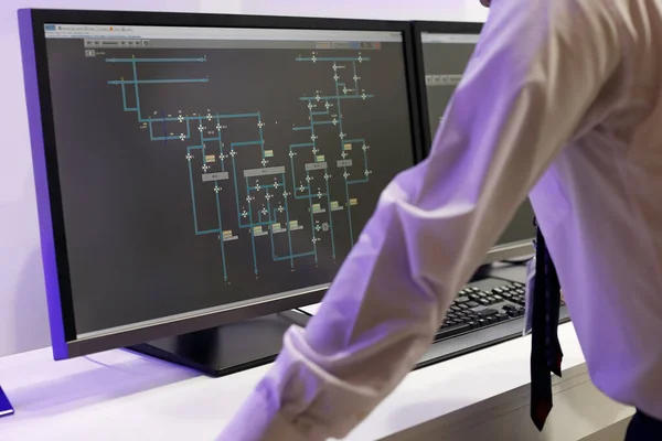 Kontrol odası operatörü bilgisayarları kullanarak teknolojik süreçleri düzenler. Seçici odak.